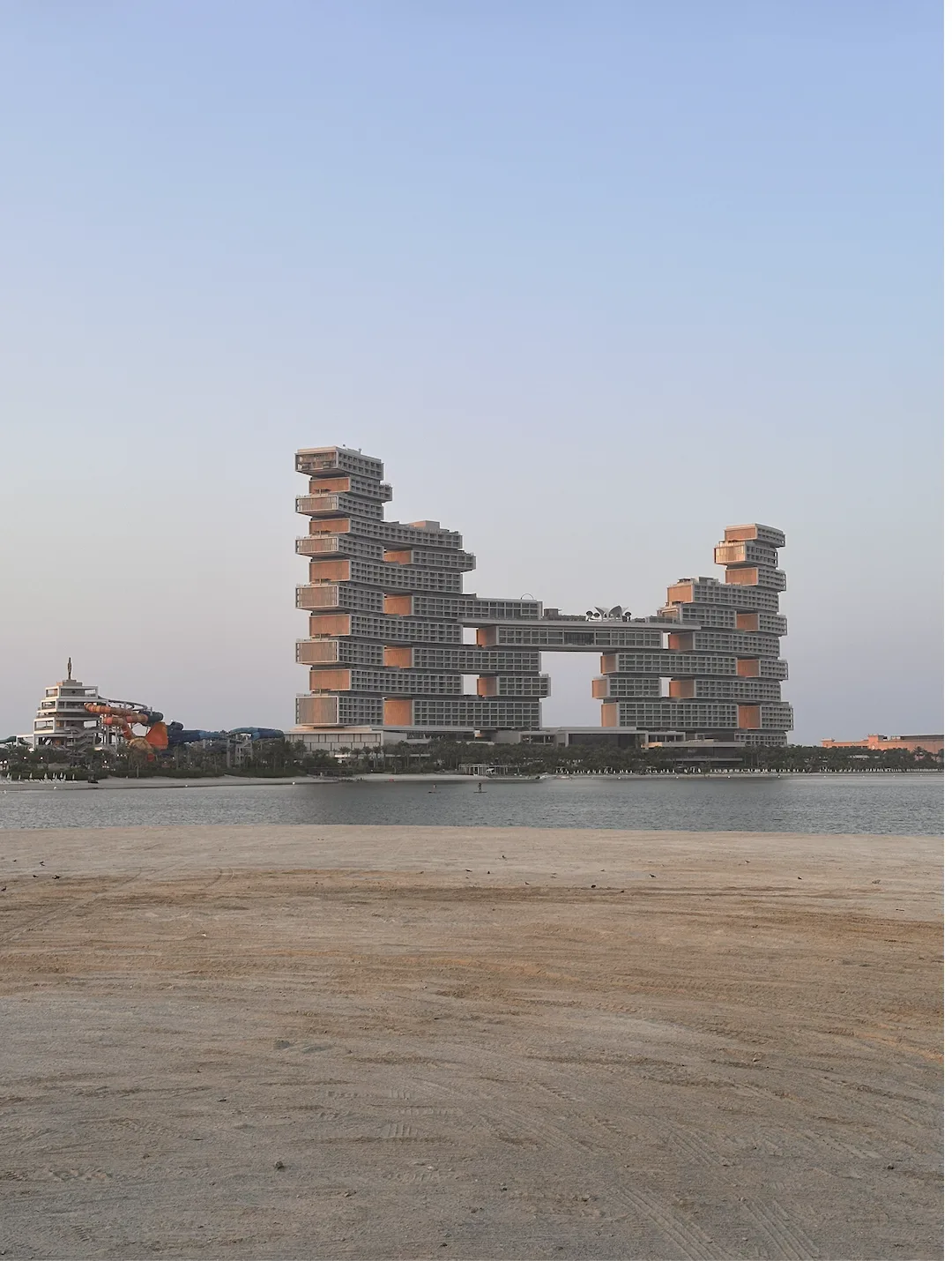 Palm Jumeyra çimərliyindən Atlantis The Royal və su parkı