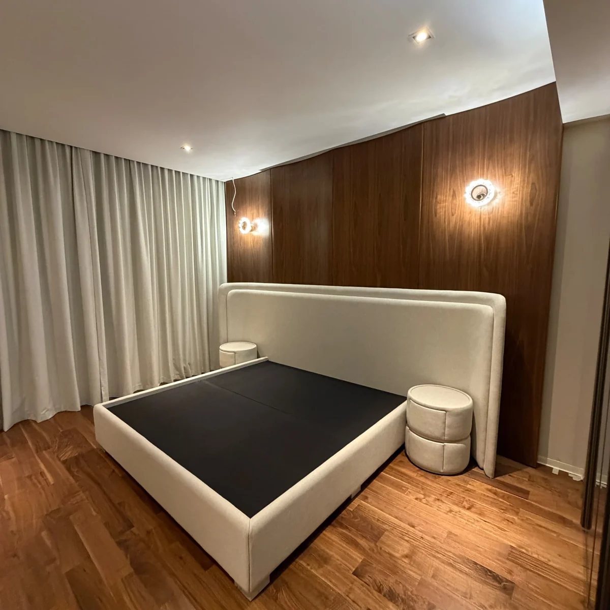 Walnut bedroom wall — Spazio Vivo