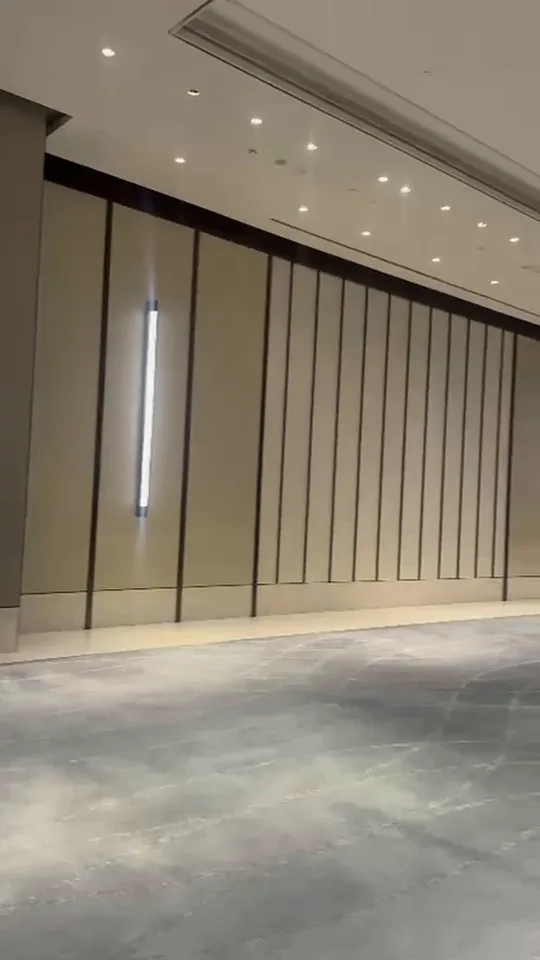 Empty room in Dubai before the dinner setup